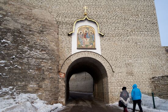 Города России. Псков, Изборск, Печоры