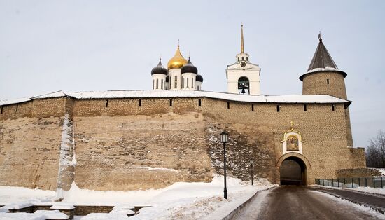 Города России. Псков, Изборск, Печоры