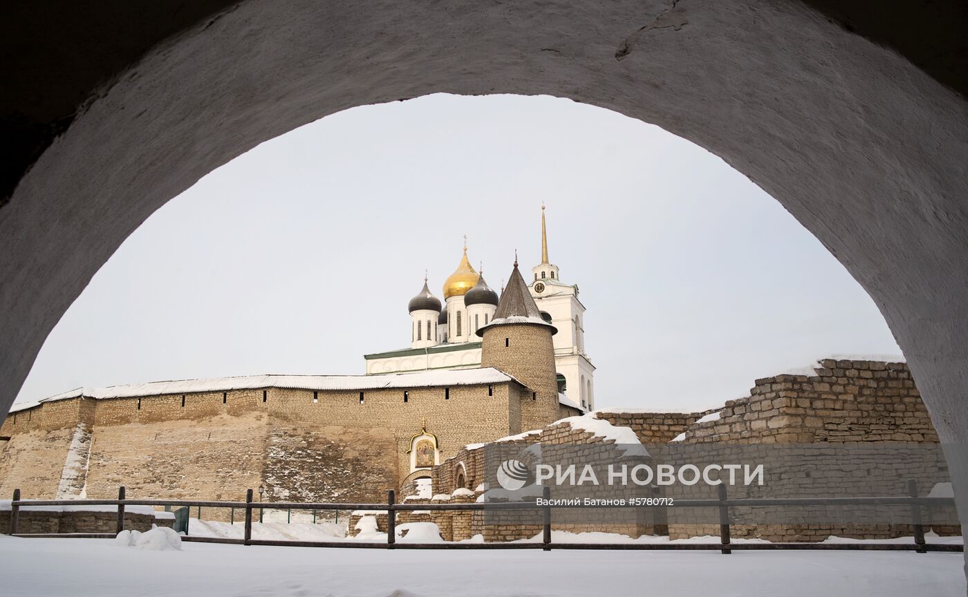 Города России. Псков, Изборск, Печоры