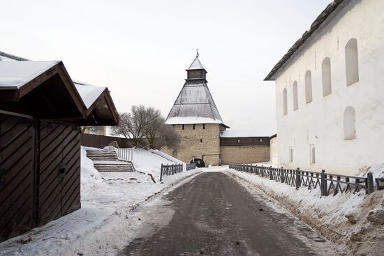 Города России. Псков, Изборск, Печоры