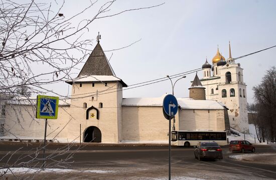 Города России. Псков, Изборск, Печоры