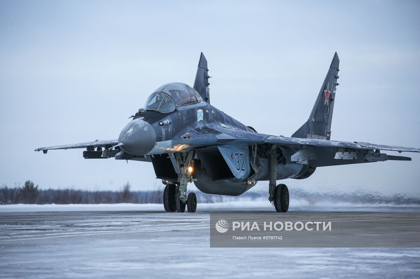 Учебно-тренировочные полеты палубных истребителей Северного флота