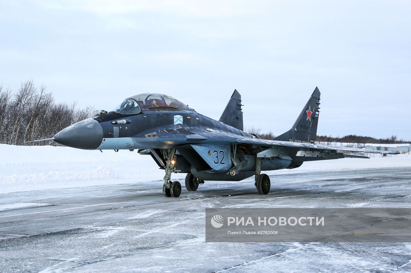 Учебно-тренировочные полеты палубных истребителей Северного флота