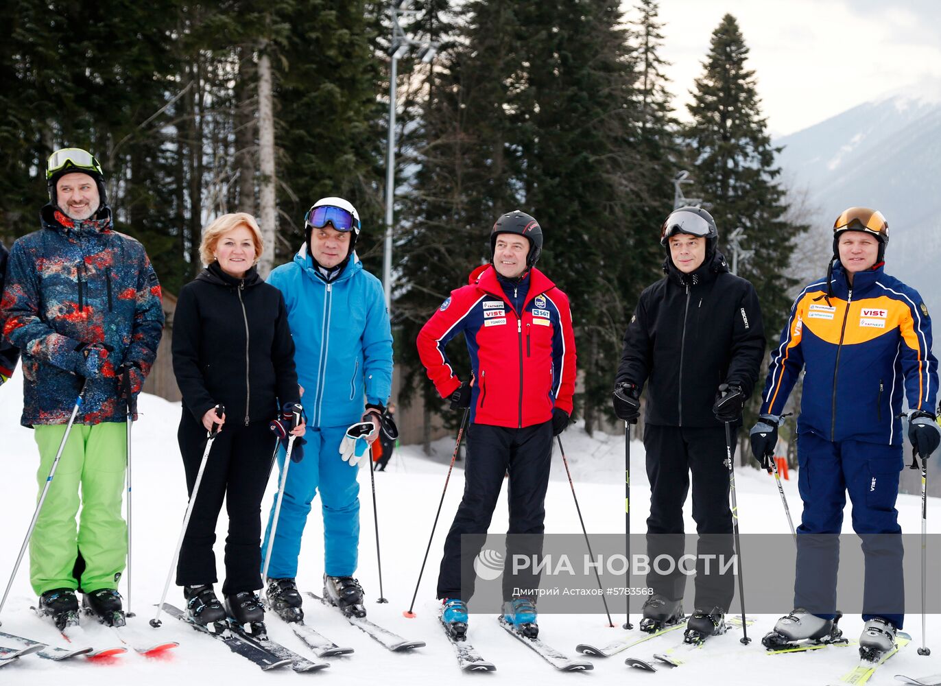 Премьер-министр РФ Д. Медведев и члены правительства покатались на лыжах на Красной поляне