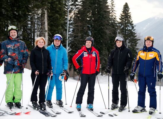 Премьер-министр РФ Д. Медведев и члены правительства покатались на лыжах на Красной поляне