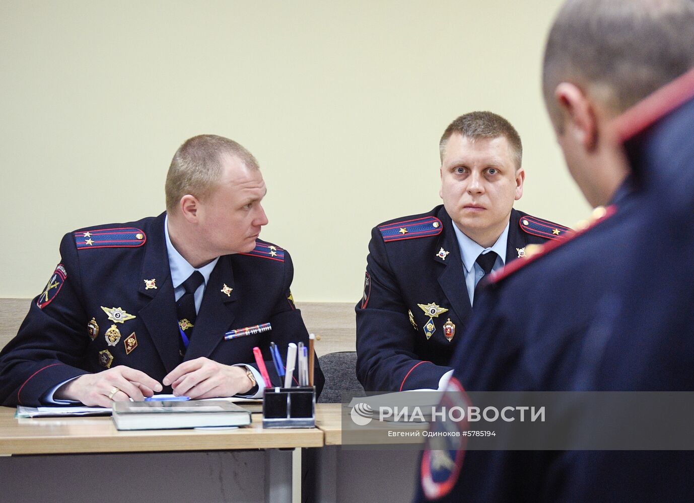 Сотрудники транспортной полиции аэропорта Внуково во время инструктажа личного состава перед выходом на дежурство. 18 февраля 2019 году отмечается День работников транспортной полиции. Дата приурочена к изданию декрета Всероссийским центральным исполнительным комитетом (ВЦИК) "Об организации межведомственной комиссии по охране железных дорог" 18 февраля 1919 года. Место: Россия, Москва. Автор: Евгений Одиноков/РИА Новости. Работа линейного отдела транспортной полиции аэропорта Внуково