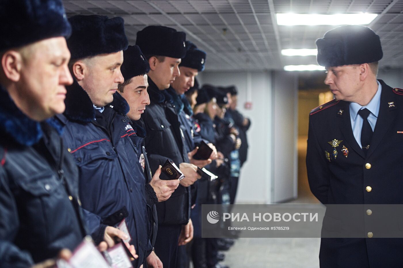 Сотрудники транспортной полиции аэропорта Внуково во время развода. 18 февраля 2019 году отмечается День работников транспортной полиции. Дата приурочена к изданию декрета Всероссийским центральным исполнительным комитетом (ВЦИК) "Об организации межведомственной комиссии по охране железных дорог" 18 февраля 1919 года. Место: Россия, Москва. Автор: Евгений Одиноков/РИА Новости. Работа линейного отдела транспортной полиции аэропорта Внуково