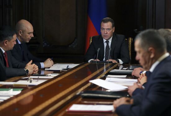 Премьер-министр РФ Д. Медведев провел совещание с вице-премьерами РФ