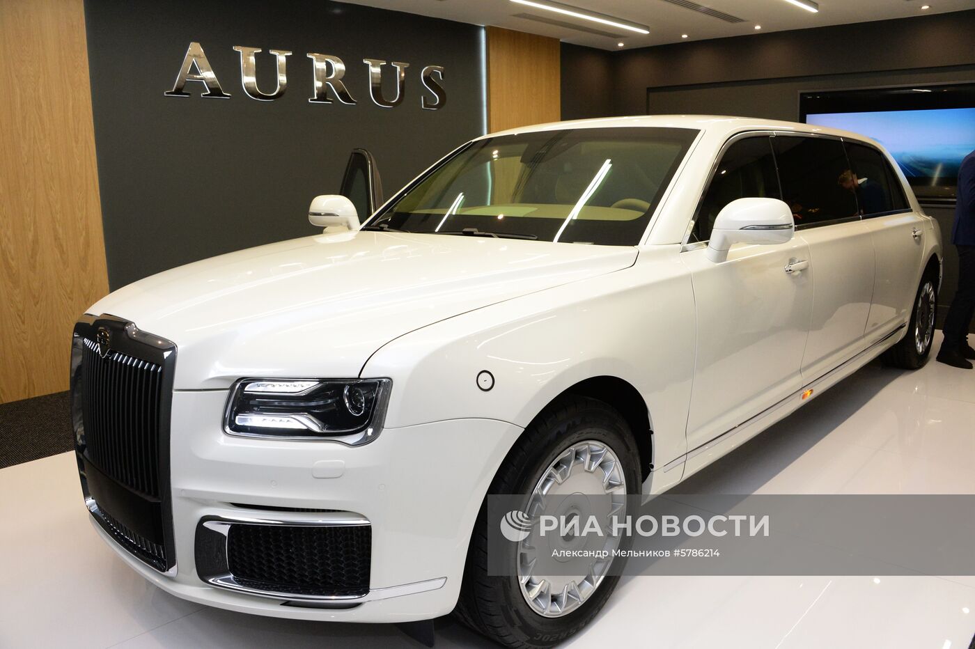 Презентация автомобиля Aurus на международной выставке вооружений IDEX-2019
