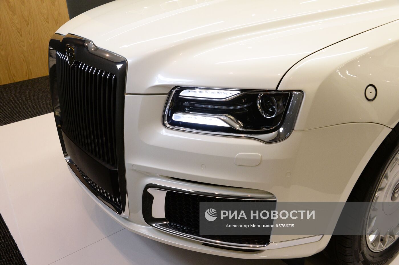 Презентация автомобиля Aurus на международной выставке вооружений IDEX-2019