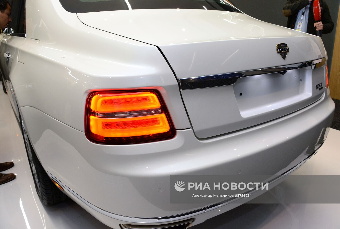 Презентация автомобиля Aurus на международной выставке вооружений IDEX-2019