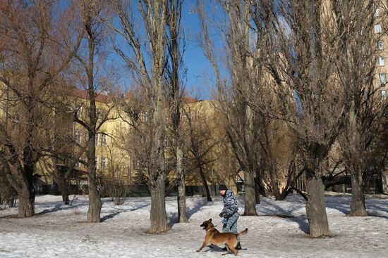 Сотрудник охранной службы с собакой на Дорогомиловской улице