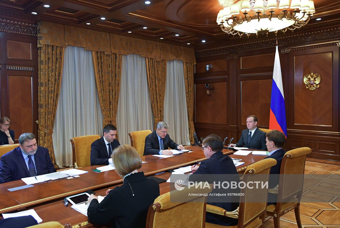 Премьер-министр РФ Д. Медведев провел совещание о переходе на новую систему обращения с твёрдыми коммунальными отходами 