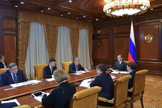 Премьер-министр РФ Д. Медведев провел совещание о переходе на новую систему обращения с твёрдыми коммунальными отходами 