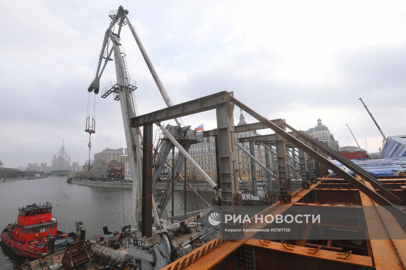 Ремонтные работы на Москворецком мосту