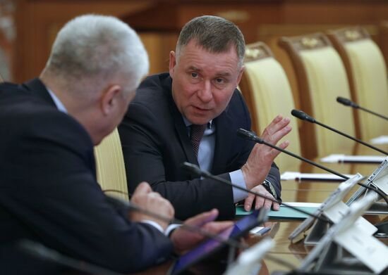 Премьер-министр РФ Д. Медведев провел заседание правительства РФ