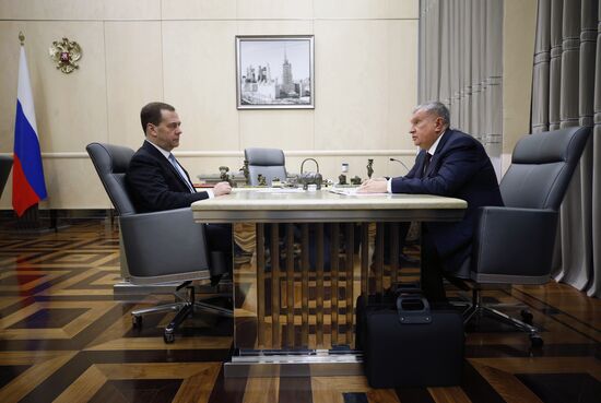 Рабочая встреча премьер-министра РФ Д. Медведева с  главой ПАО "НК "Роснефть" И. Сечиным