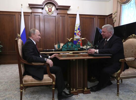 Рабочая встреча президента РФ В. Путина с главой ФНПР М. Шмаковым