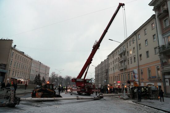 Автокран упал на проезжую часть в центре Москвы