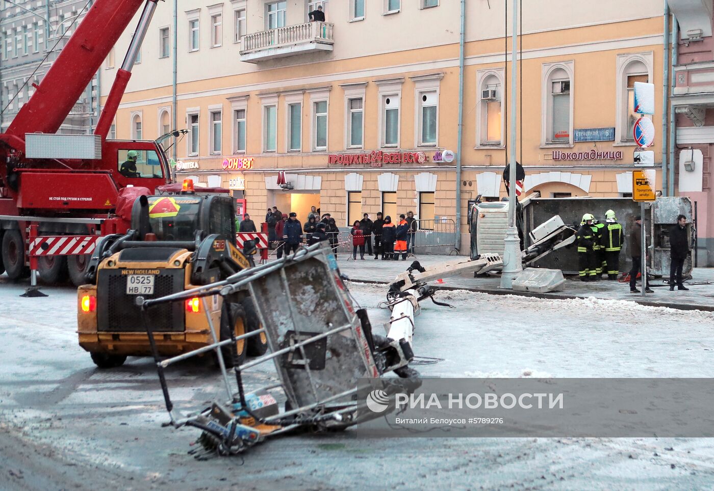 Автокран упал на проезжую часть в центре Москвы