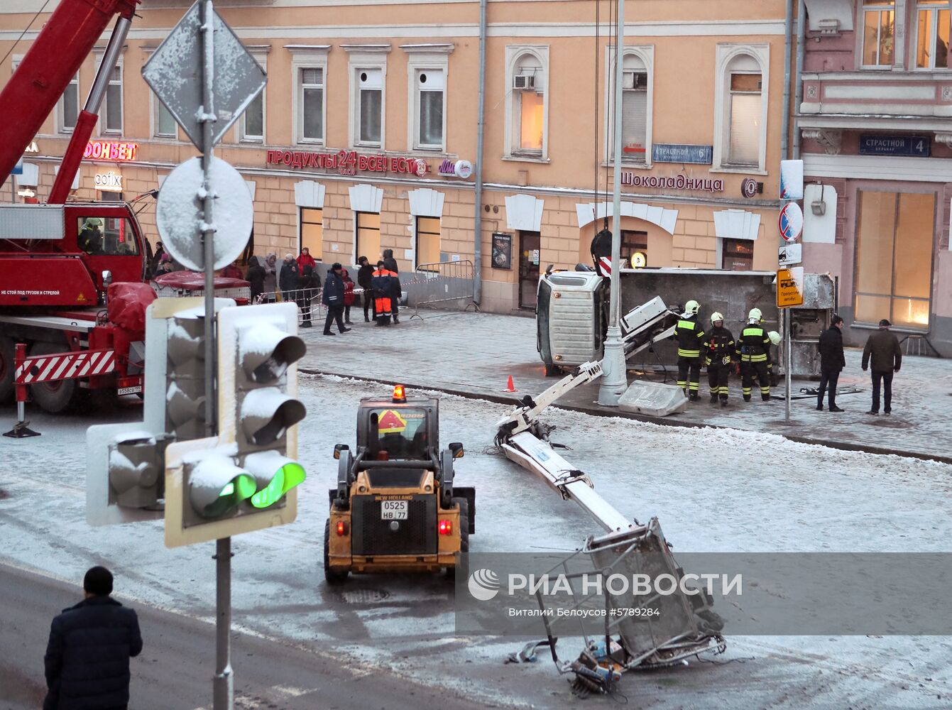 Автокран упал на проезжую часть в центре Москвы