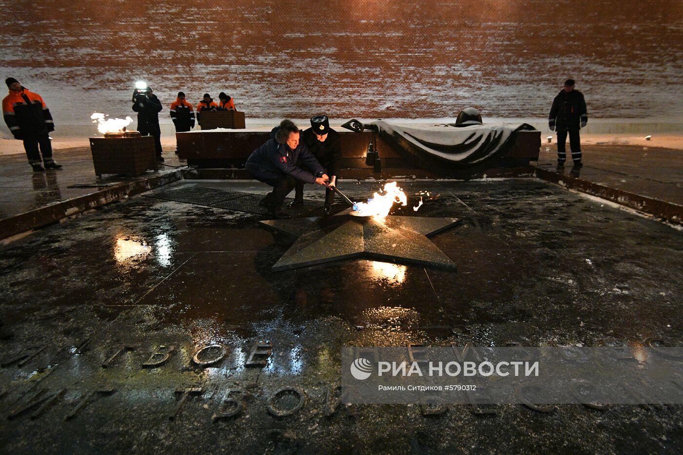 Профилактика горелки Вечного огня в Александровском саду