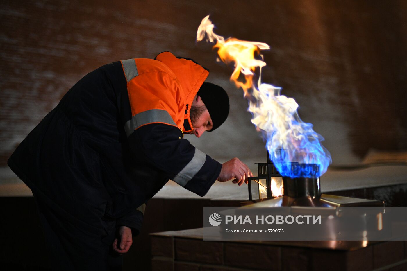 Профилактика горелки Вечного огня в Александровском саду