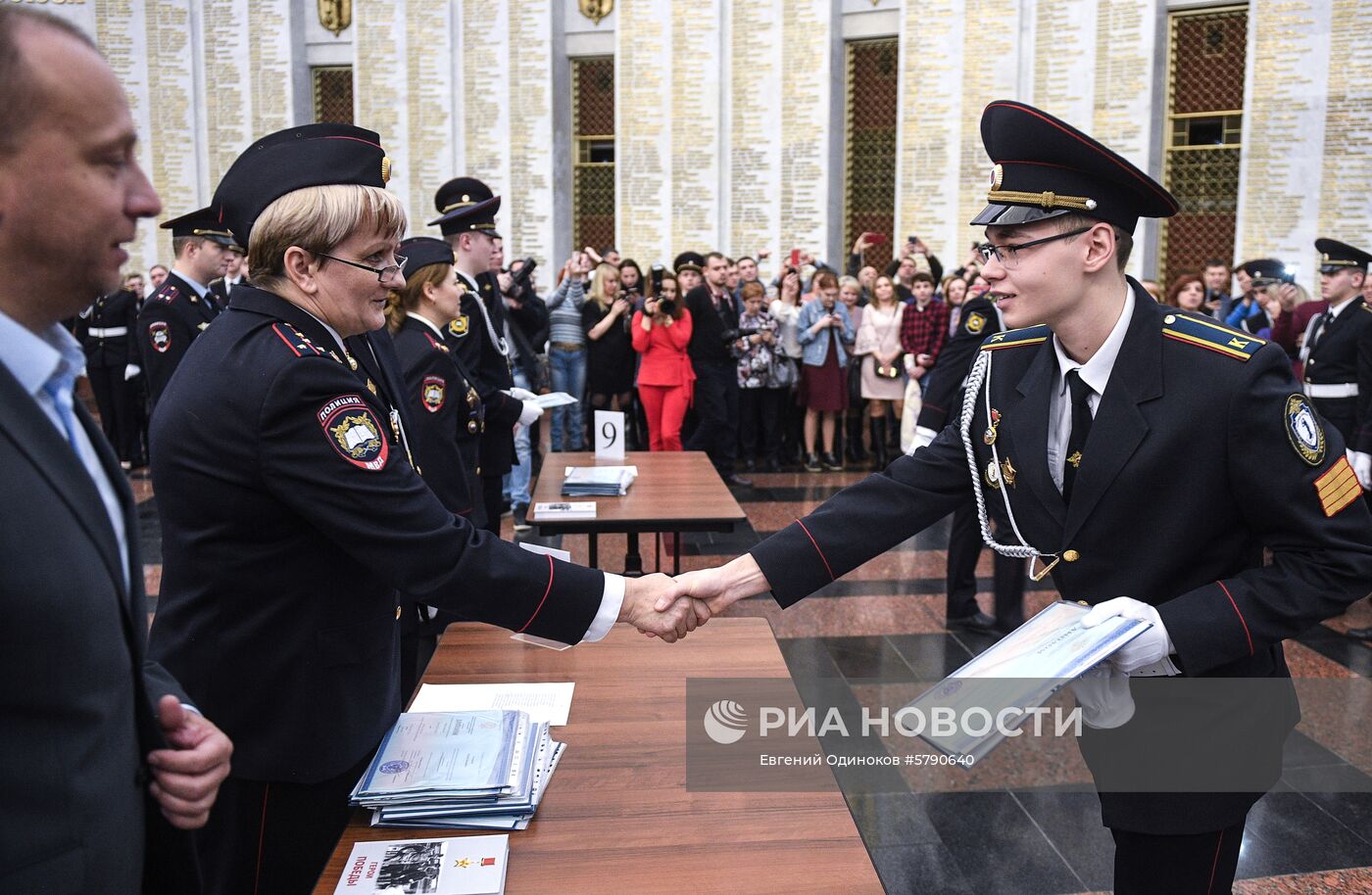 Вручение дипломов кадетам Колледжа полиции