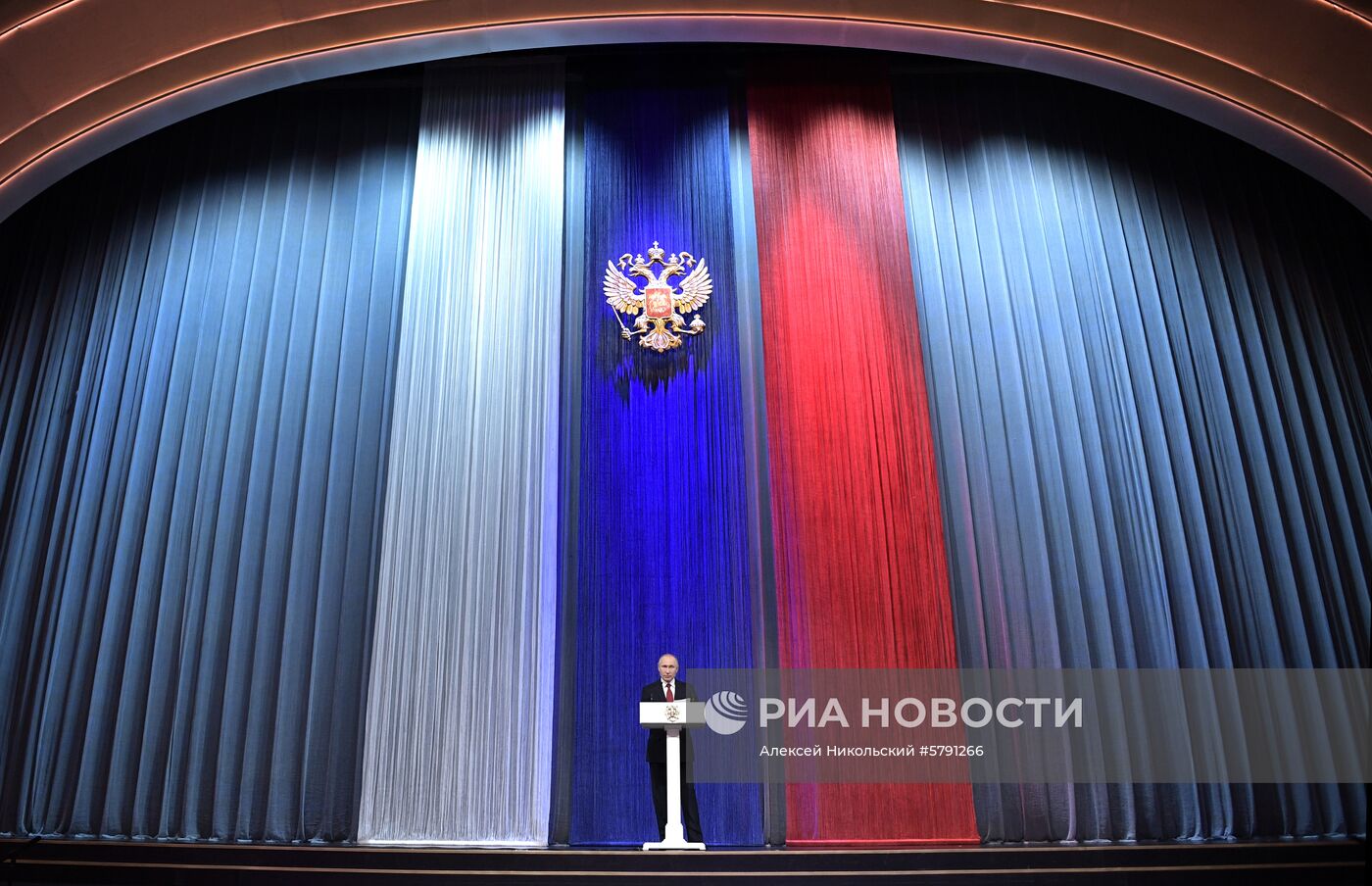 Президент РФ В. Путин выступил на торжественном вечере по случаю Дня защитника Отечества в Кремлевском дворце