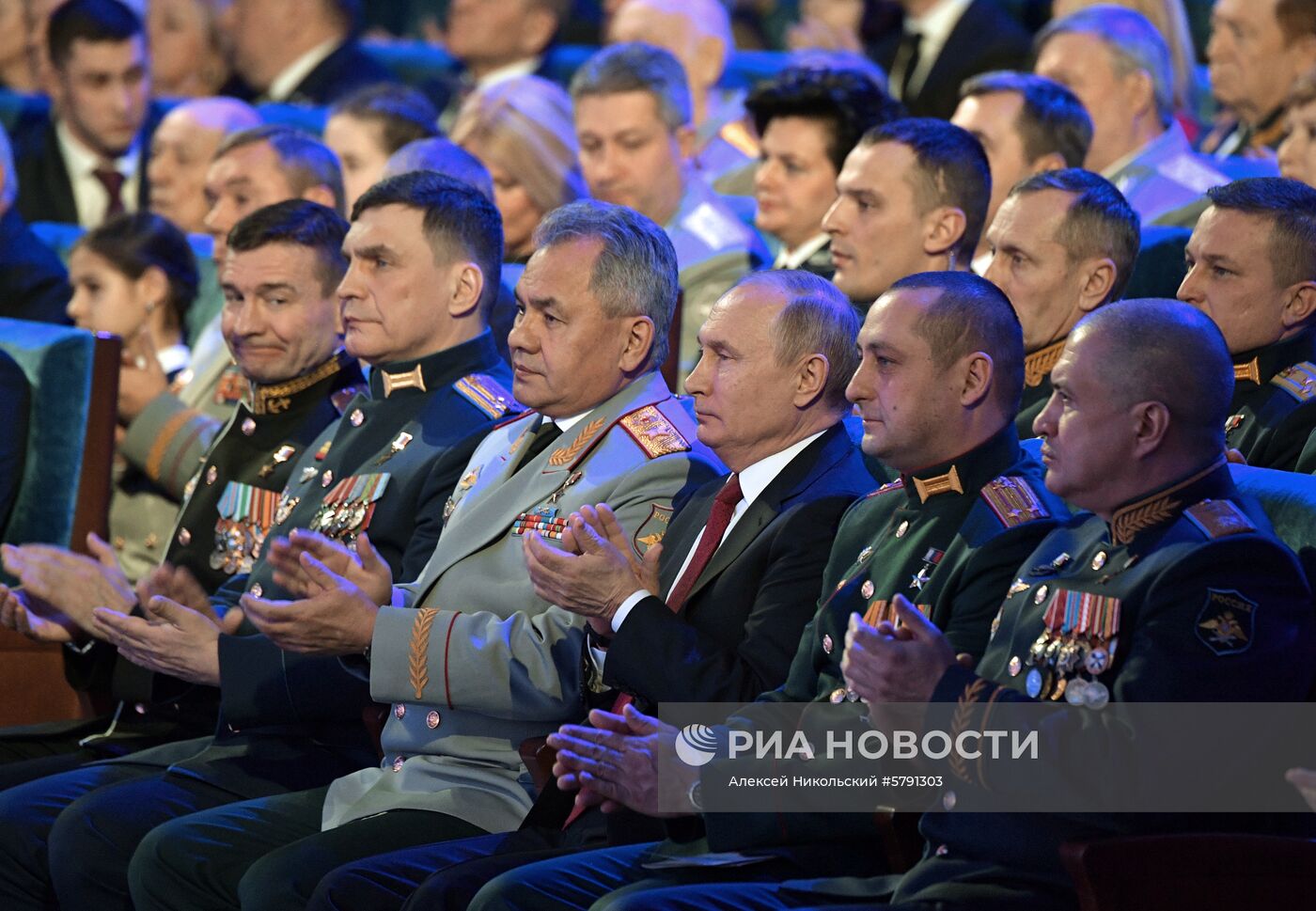Президент РФ В. Путин выступил на торжественном вечере по случаю Дня защитника Отечества в Кремлевском дворце