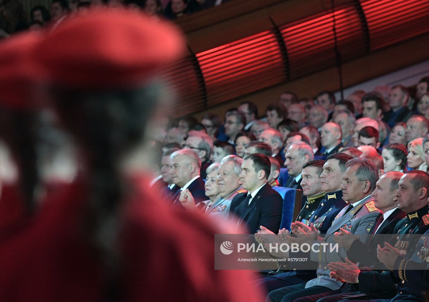 Президент РФ В. Путин выступил на торжественном вечере по случаю Дня защитника Отечества в Кремлевском дворце