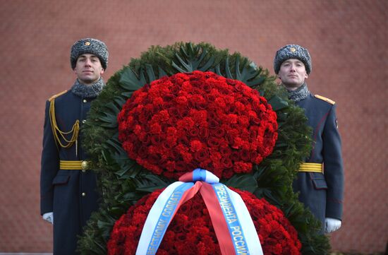 Президент РФ В. Путин и премьер-министр РФ Д. Медведев на церемонии возложения цветов к Могиле Неизвестного Солдата