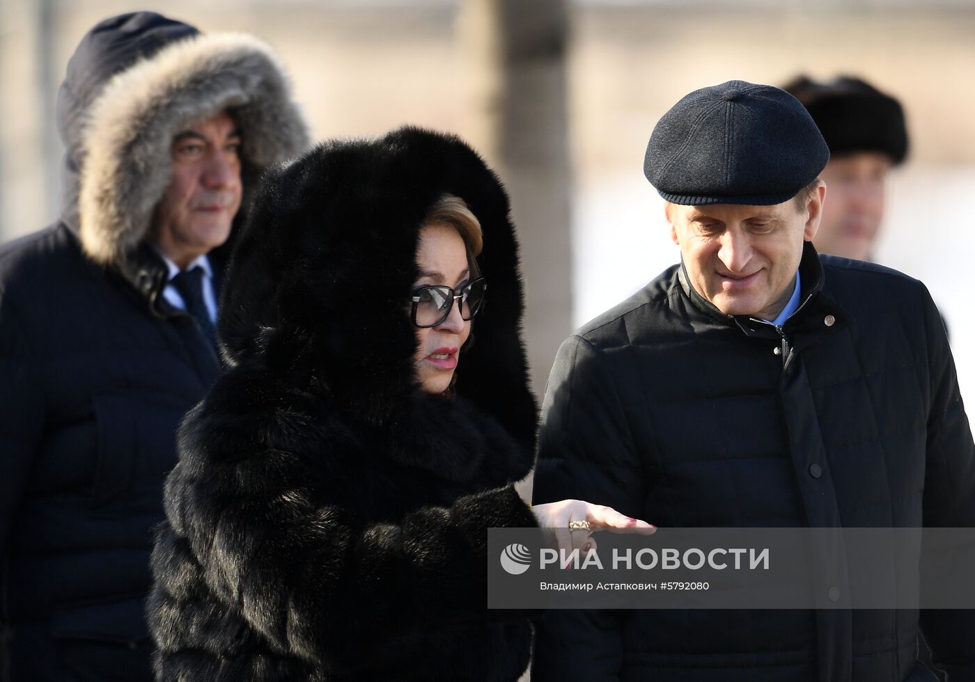 Президент РФ В. Путин и премьер-министр РФ Д. Медведев на церемонии возложения цветов к Могиле Неизвестного Солдата