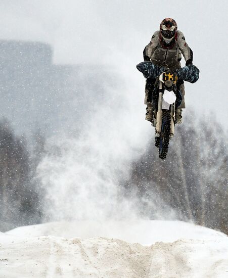 Тренировка по мотокроссу на трассе "Солнечная" в Новосибирске