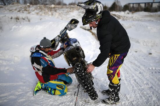 Тренировка по мотокроссу на трассе "Солнечная" в Новосибирске