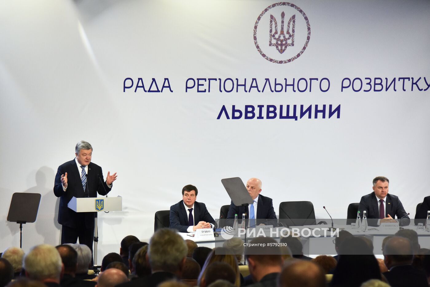 Президент Украины Петр Порошенко (слева) выступает в Совете регионального развития Львовщины в рамках своей предвыборной поездки во Львовскую область. 31 марта 2019 года состоятся выборы президента Украины. Место: Украина, Львов. Автор: Стрингер/РИА Новости. Предвыборная поездка П. Порошенко во Львовскую область