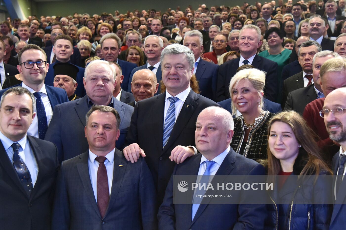 Президент Украины Петр Порошенко (в центре) со своими сторонниками в Совете регионального развития Львовщины в рамках своей предвыборной поездки во Львовскую область. 31 марта 2019 года состоятся выборы президента Украины. Место: Украина, Львов. Автор: Стрингер/РИА Новости. Предвыборная поездка П. Порошенко во Львовскую область