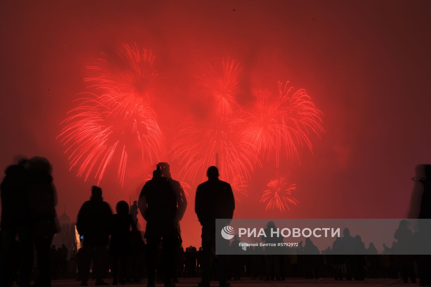 Праздничный салют ко Дню защитника Отечества