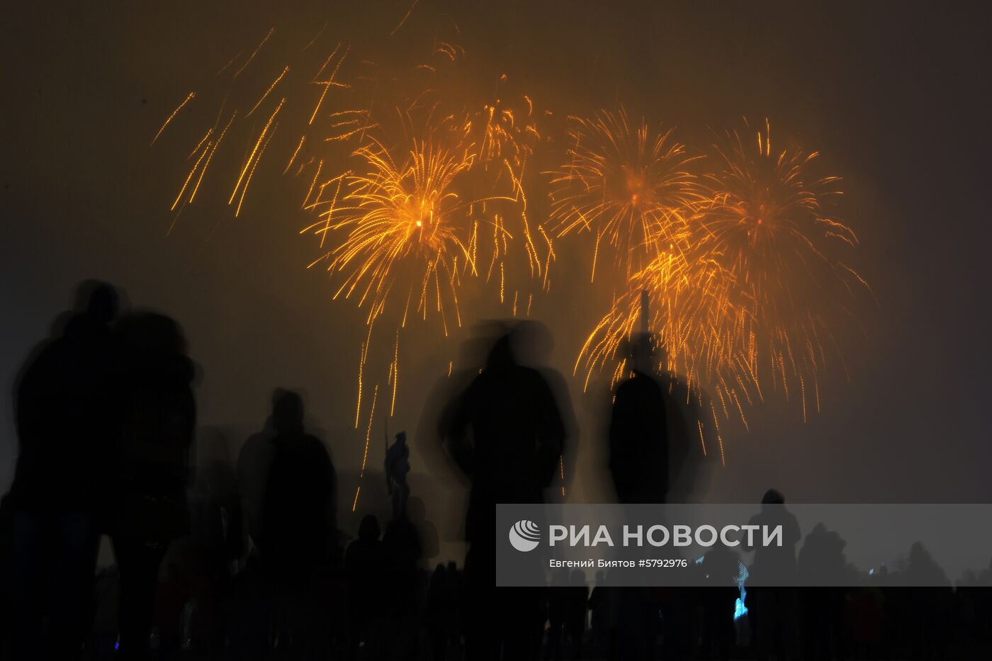 Праздничный салют ко Дню защитника Отечества