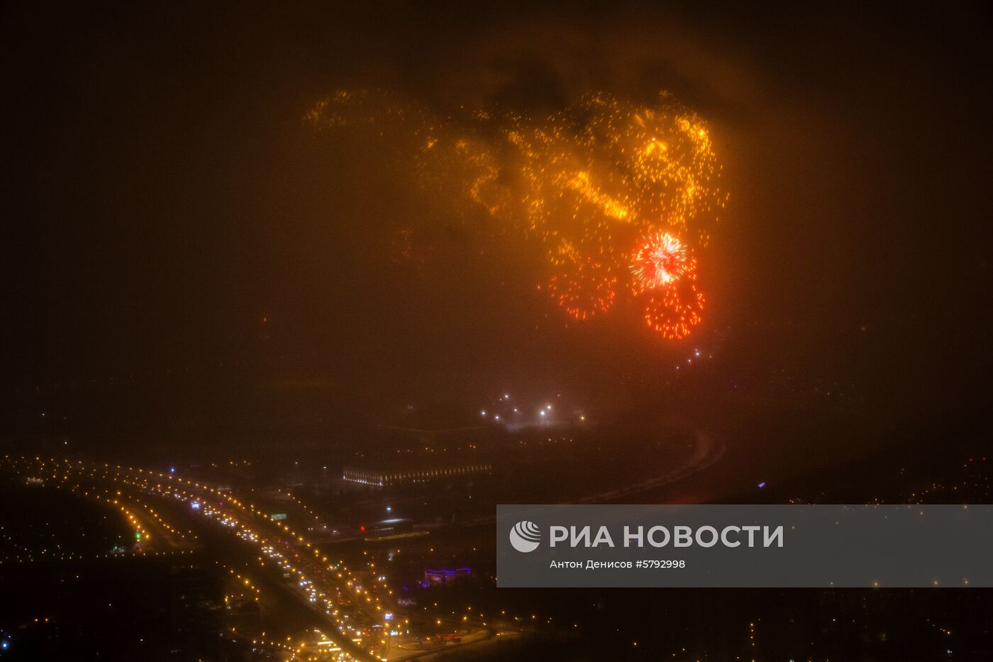 Праздничный салют ко Дню защитника Отечества