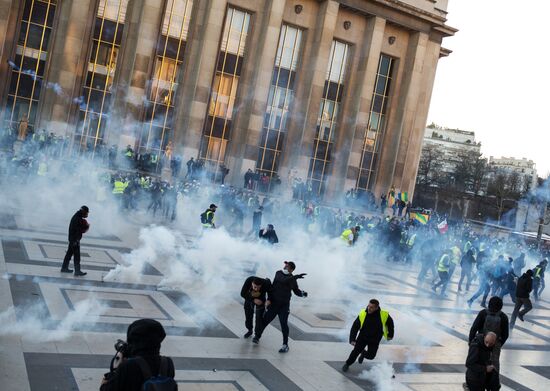 Акция протеста "желтых жилетов" в Париже