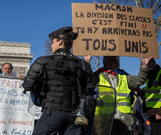 Акция протеста "желтых жилетов" в Париже