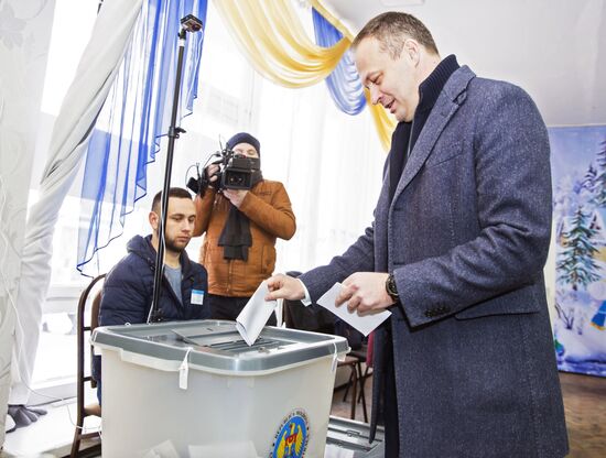 Парламентские выборы и референдум в Молдавии