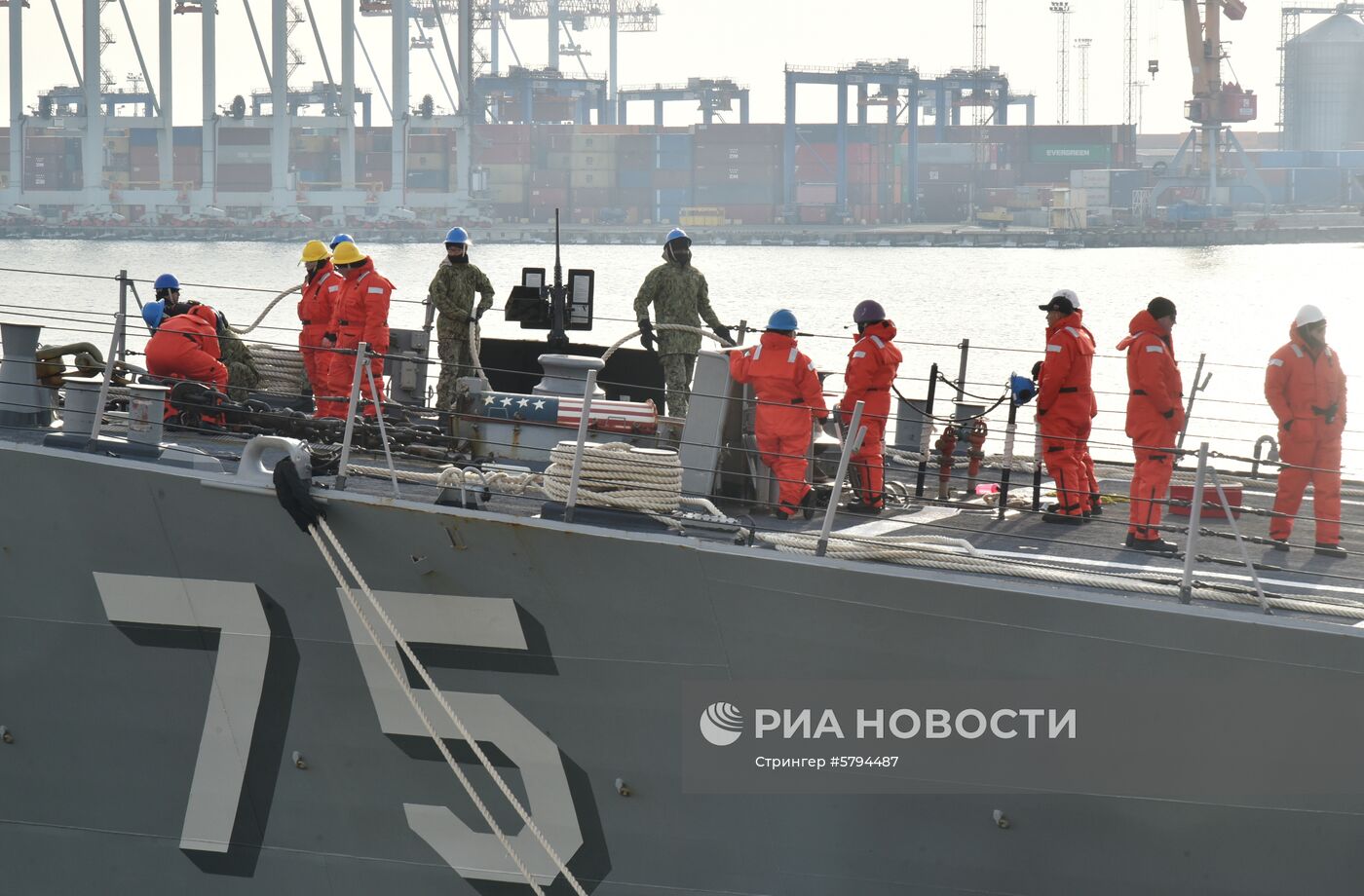 Ракетный эсминец США "Дональд Кук" вошел в порт Одессы