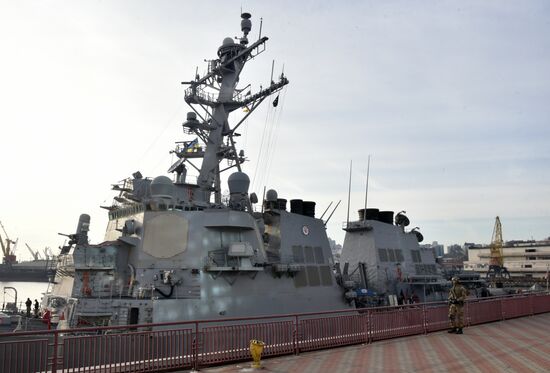 Ракетный эсминец США "Дональд Кук" вошел в порт Одессы