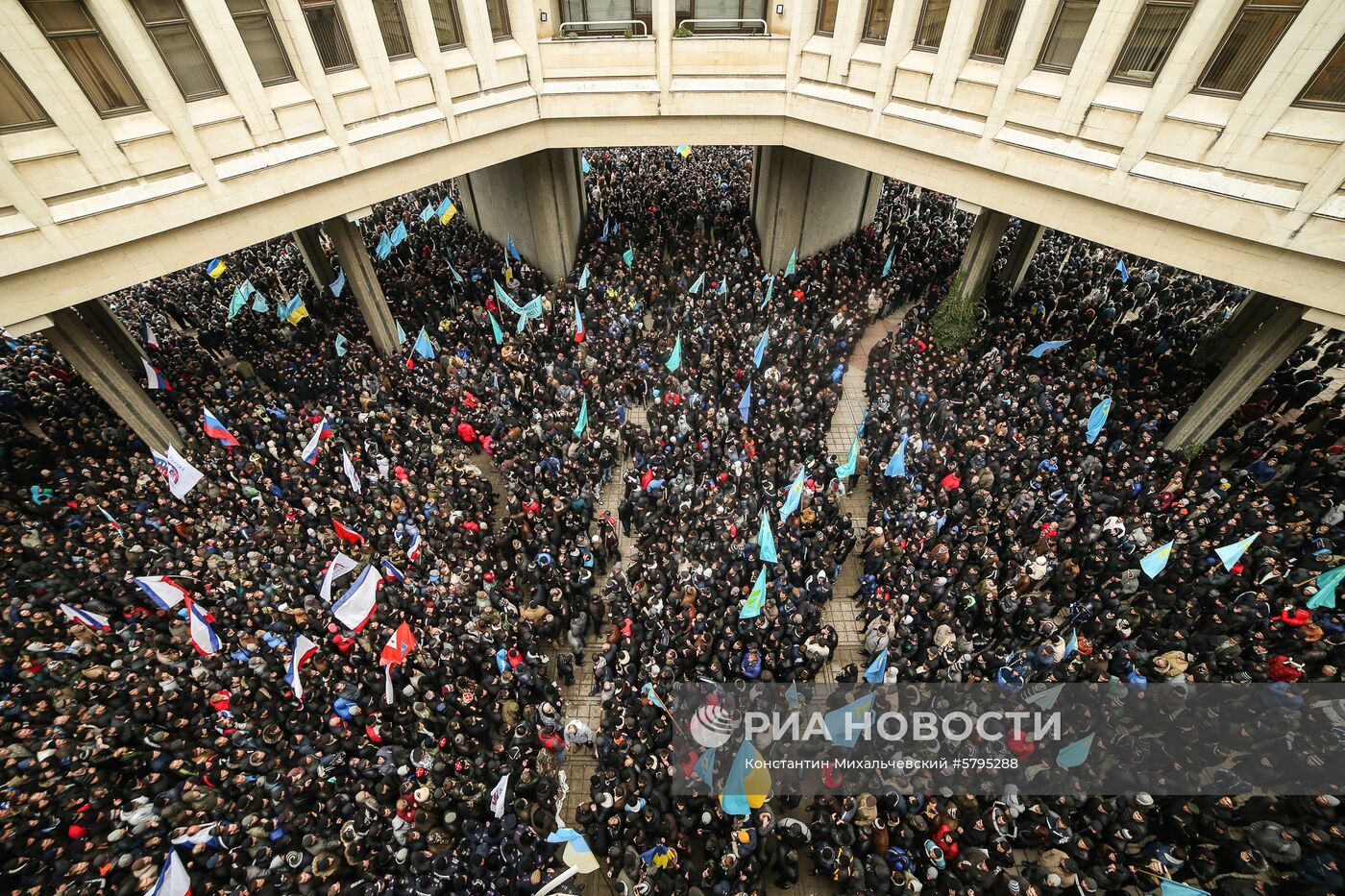 Массовый митинг "Встань на защиту Крыма"