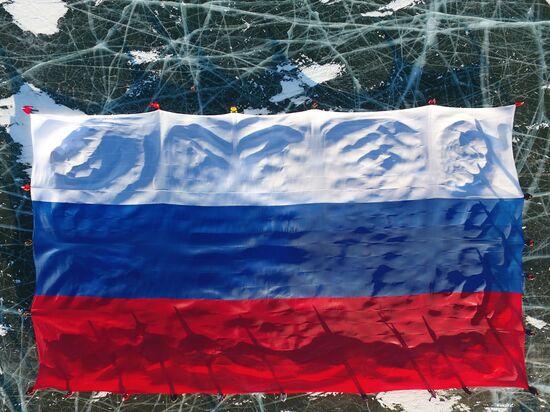 Самый большой флаг России развернули на льду Байкала