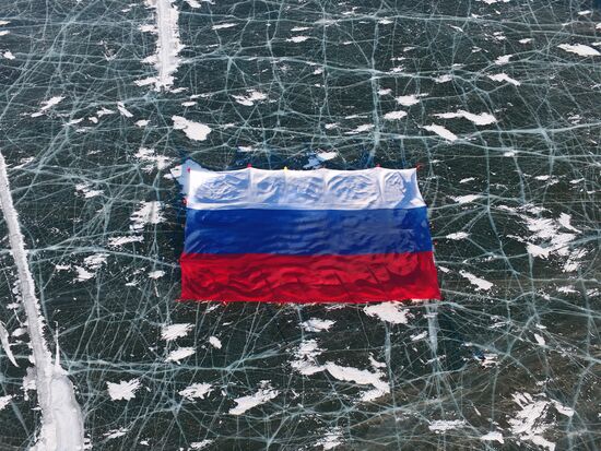 Самый большой флаг России развернули на льду Байкала