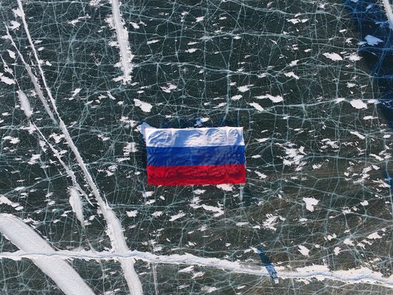 Самый большой флаг России развернули на льду Байкала