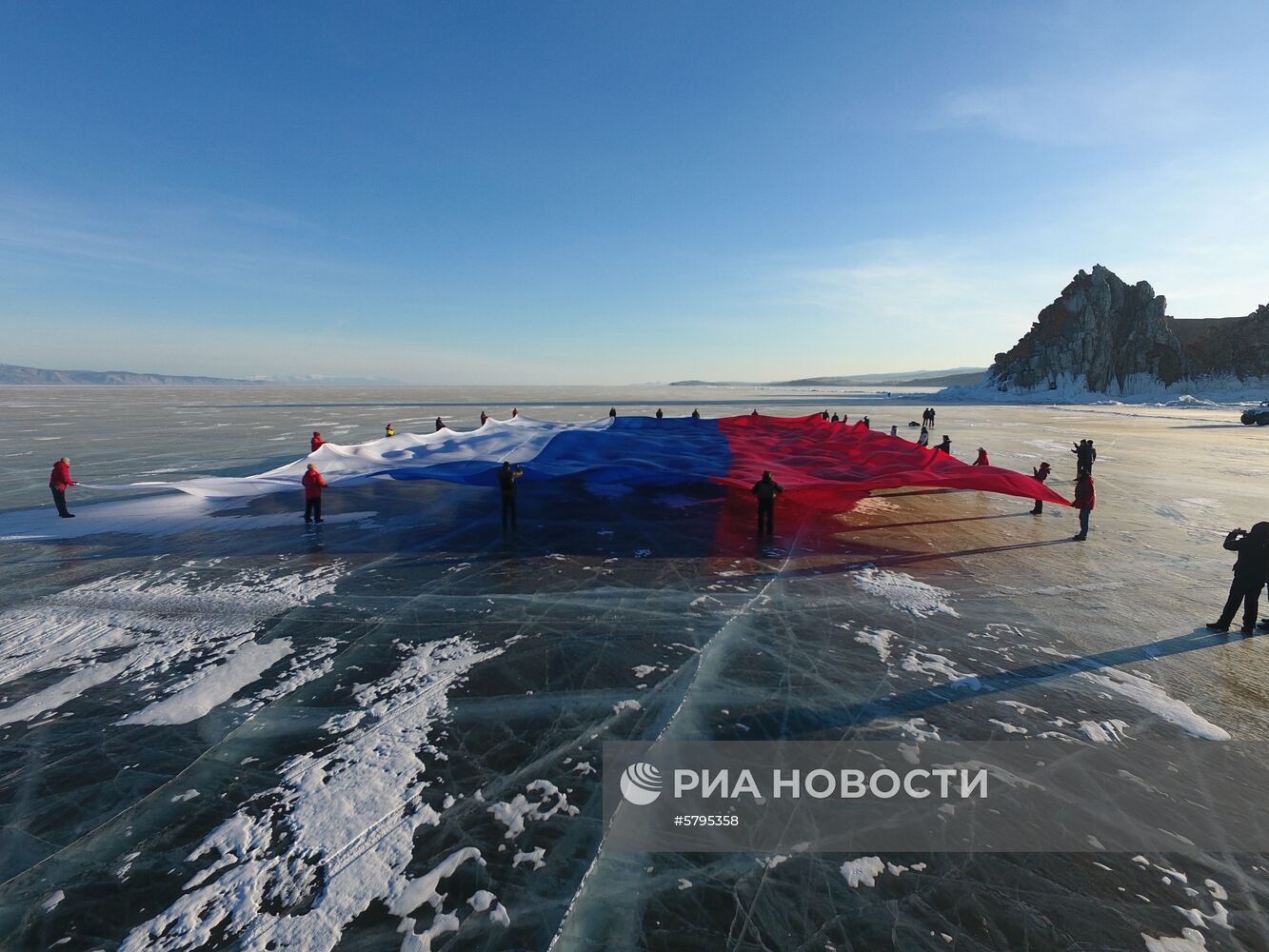 Флаг России развернули на льду Байкала